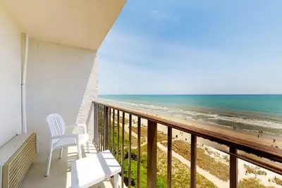 Image de 9th-floor oceanfront studio with pool, hot tub, Ac, & gym