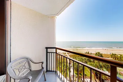 Image de 5th-floor oceanfront studio with WiFi, Ac, pool & hot tub - snowbird-friendly