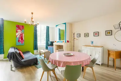 Image de Gîte contemporain dans un château Xvii