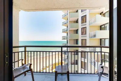 Image de 14th-floor oceanfront studio with pool, hot tub, WiFi & gym - snowbird-friendly