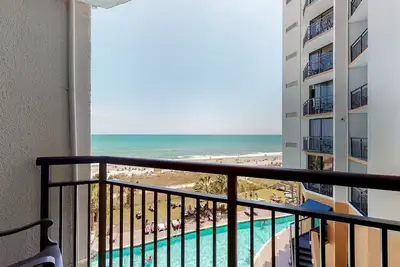 Image de 4th-floor oceanfront studio with Ac, WiFi, pool & hot tub - snowbird-friendly