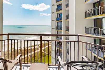 Image de 9th-floor oceanfront studio with beach access, gym, pool & hot tub