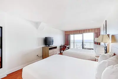 Image de 10th-floor oceanfront studio with pool, hot tub, Ac, & WiFi - snowbirds welcome