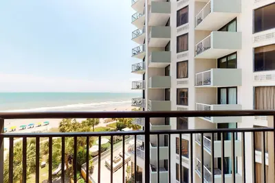 Image de 5th-Floor oceanfront studio with pool, hot tub, hot tub