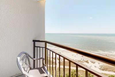 Image de 10th-floor oceanfront studio with gym, Ac, pool & hot tub - snowbird-friendly