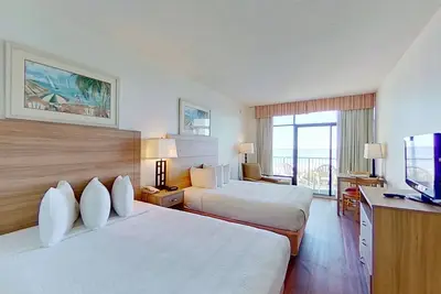 Image de 2nd Floor Oceanfront Snowbird Friendly Studio w/ Shared Pool/Hot Tub, WiFi, Ac