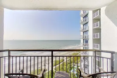 Image de 10th-floor oceanfront studio with beach access, gym, pool, hot tub, dog-friendly
