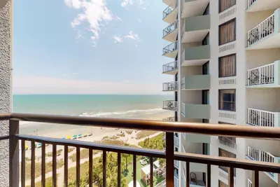 Image de 9th-floor oceanfront studio with beach access pool & hot tub - snowbirf-friendly