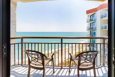 Image de 17th-floor oceanfront studio with Ac, pool, hot tub & WiFi - snowbird-friendly