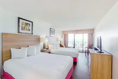 Image de 5th Floor Oceanfront Snowbird Friendly Studio w/ Ac, WiFi, Pool/Hot Tub