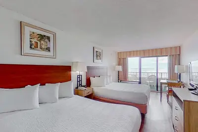 Image de 3rd Floor Oceanfront Snowbird Friendly Studio w/ Pool/Hot Tub, Ac, WiFi