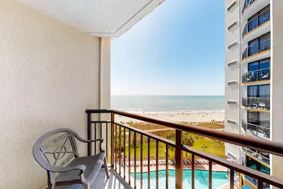 Image de 6th-floor oceanfront studio with Ac, WiFi, pool & hot tub - snowbird-friendly