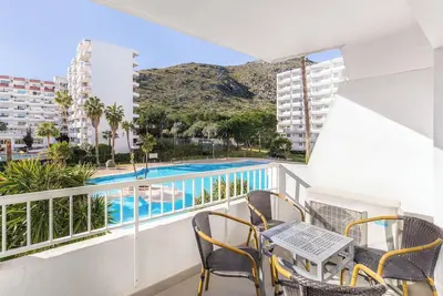 Image de Appartement \"Siesta 1 Superior 2 dormitorios\" avec terrasses, piscine et jardin partagés.