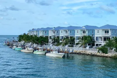 Image de Stunning **Bright** Direct Waterfront 5/4 Home! Private Pool, Hot Tub & Dock!