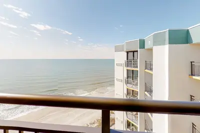 Image de 19th-floor oceanfront studio beach access, pool & hot tub - snowbird-friendly