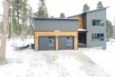 Image de Newly Built Modern Cabin w/ 7 Person Hot tub, Games, TVs & Clubhouse w/Pool