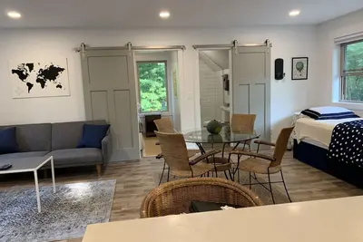 Image de Modern Guest Suites in Beautiful Wooded Setting, Steps to Lake Mi Sleeps 6