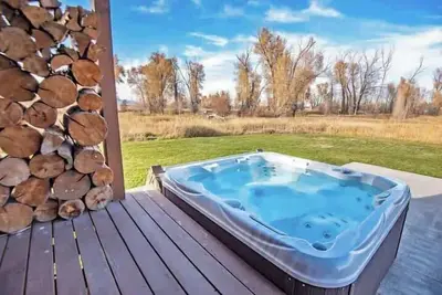 Image de Large House, Hot Tub, and Views