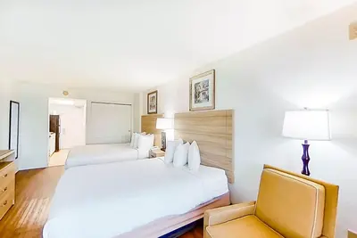 Image de 10th Floor Oceanfront Snowbird Friendly Studio w/ Ac, Shared Pool/Hot Tub, WiFi