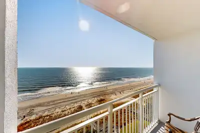 Image de 10th-floor oceanfront studio with beach views, full kitchen, hot tubs, pools, Ac