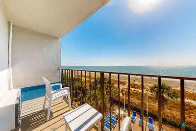 Image de 4th-floor oceanfront studio with Ac, shared pool & hot tub, & free breakfast