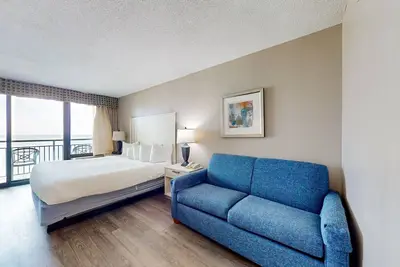 Image de 15th-floor oceanfront studio with pool, hot tub, Ac, dog & snowbird-friendly