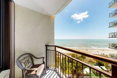 Image de 7th-floor oceanfront studio with WiFi, Ac, pool, hot tub & beach access