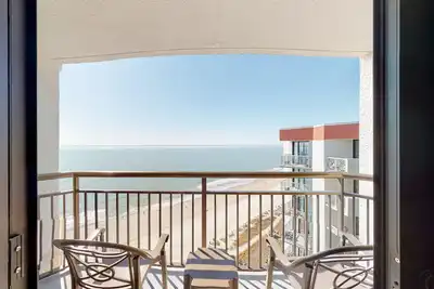 Image de 19th-floor oceanfront studio with pool, hot tub, WiFi & Ac - snowbird-friendly
