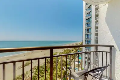 Image de 6th-floor oceanfront studio with pool, hot tub, Ac & WiFi - snowbird-friendly