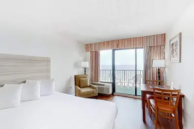 Image de 11th-floor, oceanfront snowbird-friendly studio w/ WiFi, pool/hot tub, Ac