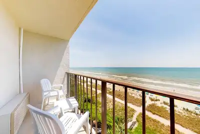Image de 8th-floor oceanfront studio with Ac, pool, hot tub, & breakfast