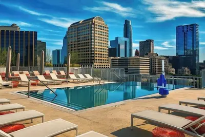 Image de Downtown Austin Getaway - Luxury 3br Suite w/ Rooftop Pool & Views - Near 6th St