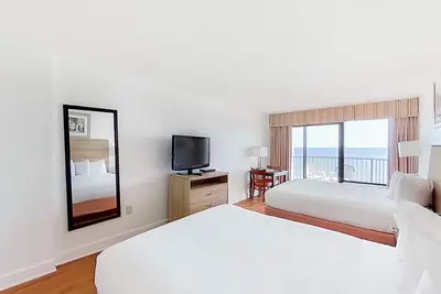 Image de 8th Floor Oceanfront Snowbird Friendly Studio w/ Ac, WiFi, & Shared Pool/Hot Tub