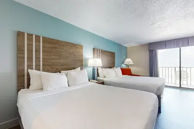 Image de 9th-floor oceanfront studio with pool, hot tub, Ac, & gym