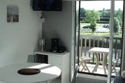 Image de 2 pièces + terrasse ensoleillée accès direct plage