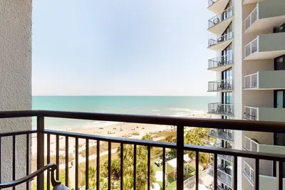 Image de 7th-floor oceanfront studio with pool, hot tub, Ac & beach access