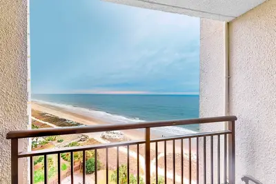 Image de 11th-floor oceanfront studio with WiFi, pool & hot tub - dog & snowbird-friendly