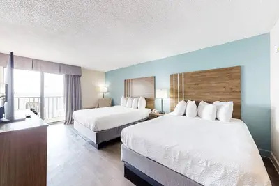 Image de 9th-floor oceanfront studio with Ac, pool, hot tub, & gym