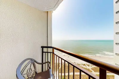 Image de 15th-floor oceanfront studio with pool, hot tub, WiFi, dog & snowbird-friendly