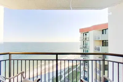 Image de 18th-floor oceanfront studio with WiFi, Ac, pool & hot tub - snowbird-friendly