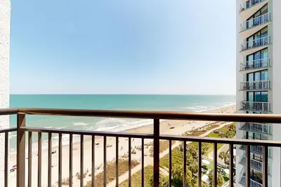 Image de Oceanfront studio: beach access, pool & hot tub, dogs ok, snowbird-friendly
