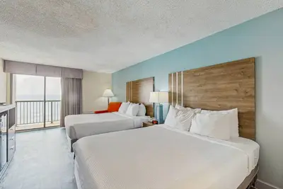 Image de 10th-floor oceanfront studio with A/C, pool, hot tub, & gym