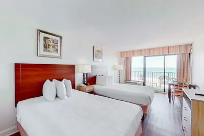 Image de 3rd Floor Oceanfront Snowbird Friendly Studio w/ Shared Pool/Hot Tub, WiFi, Ac