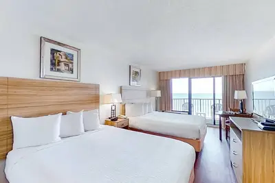 Image de 8th Floor Oceanfront Snowbird Friendly Studio w/ Ac, WiFi, Shared Pool/Hot Tub