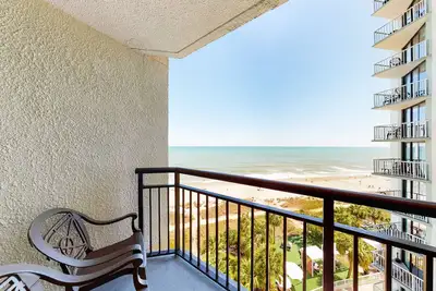 Image de 8th-floor oceanfront studio with Ac, WiFi, pool & hot tub
