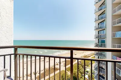 Image de 12th-floor oceanfront studio with pool, hot tub, WiFi & Ac - snowbird-friendly