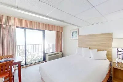 Image de 11th-Floor, Oceanfront, Snowbird-Friendly Studio w/WiFi, Ac, Shared Pool/Hot Tub