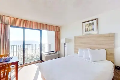 Image de Snowbird-friendly oceanfront studio with pool, hot tub, & fitness room - dogs Ok