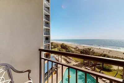 Image de 4th-floor oceanfront studio with pool, hot tub, Ac & WiFi - snowbird-friendly