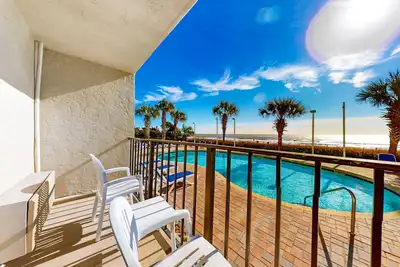Image de 1st-floor oceanfront studio with pool, lazy river, & Ac